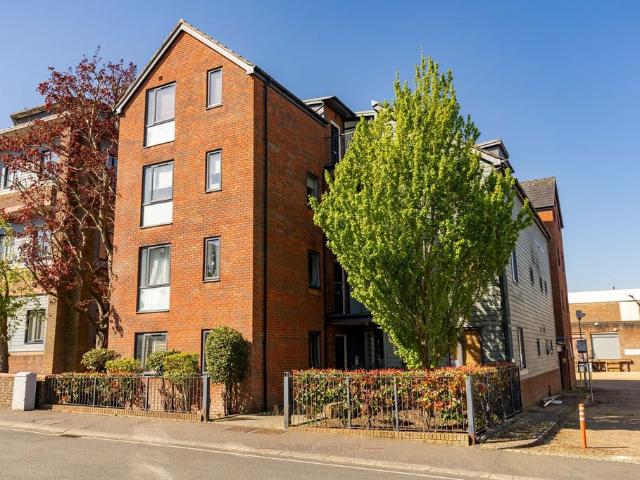 Flat for sale in Perryfields, West Sussex