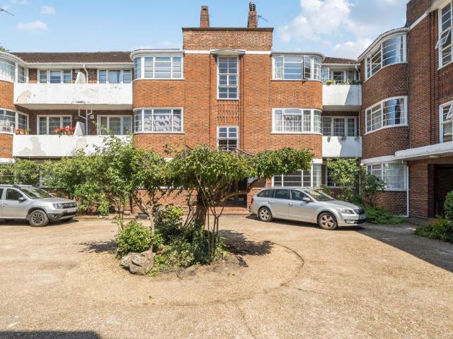 Flat for sale in Surbiton, Greater London