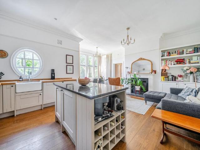 Flat for sale in Putney, Greater London