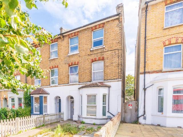 Flat for sale in Penge, Greater London