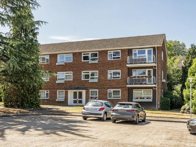 Flat for sale in Woodcote, Epsom