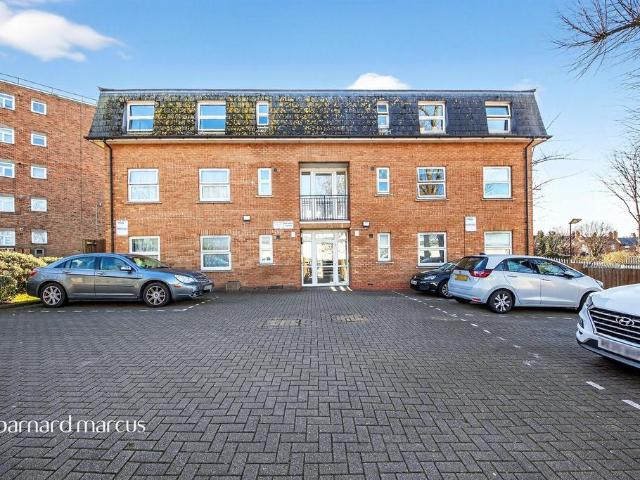 Flat for sale in New Southgate, Greater London