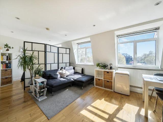 Flat for sale in Kennington, Greater London