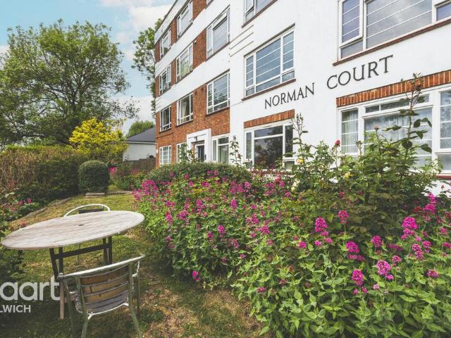 Flat for sale in East Dulwich, Greater London