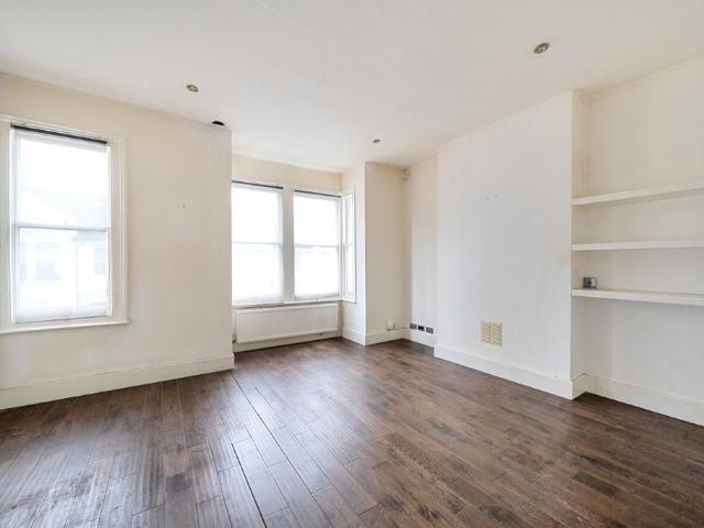 Flat for sale in Queen's Park, Greater London