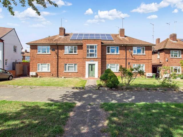 Flat for sale in Albany Park, Greater London
