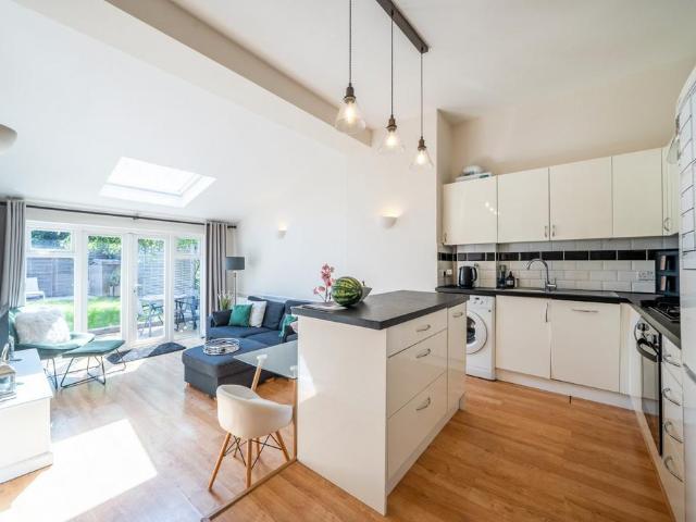 Flat for sale in Streatham, Greater London