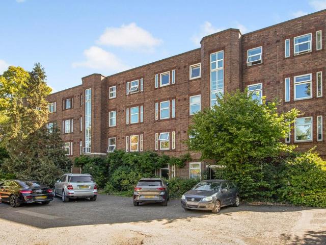 Flat for sale in Mortlake, Greater London