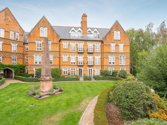 Flat for sale in Row Town, Surrey
