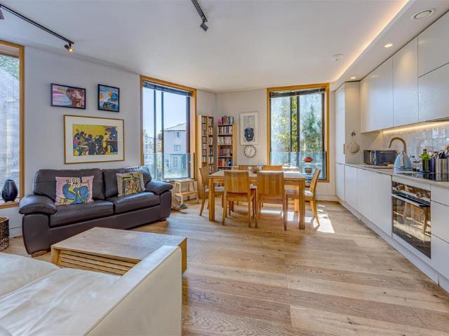 Flat for sale in Dartmouth Park, Greater London