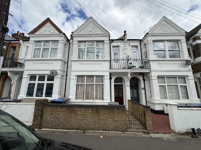 Flat for sale in Brondesbury, Greater London