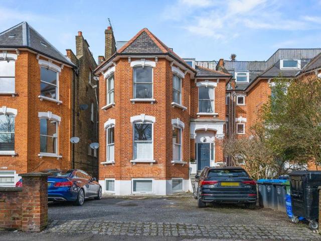 Flat for sale in Brondesbury, Greater London