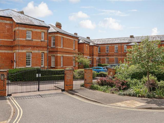Flat for sale in West Ewell, Epsom