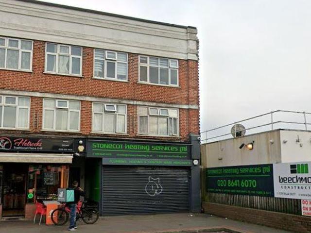 Flat for sale in Worcester Park, Greater London