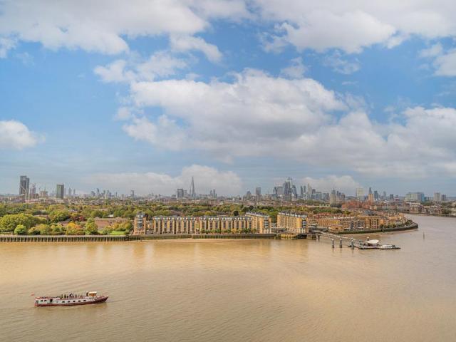 Flat for sale in Canary Wharf, Greater London