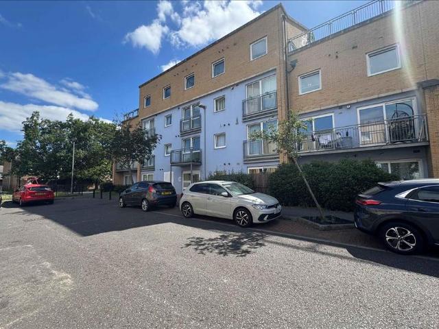 Flat for sale in London Borough of Hounslow, Greater London