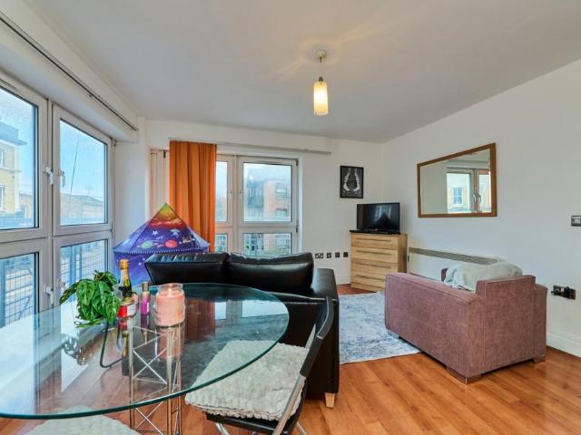 Flat for sale in Isle Of Dogs, Isle Of Man