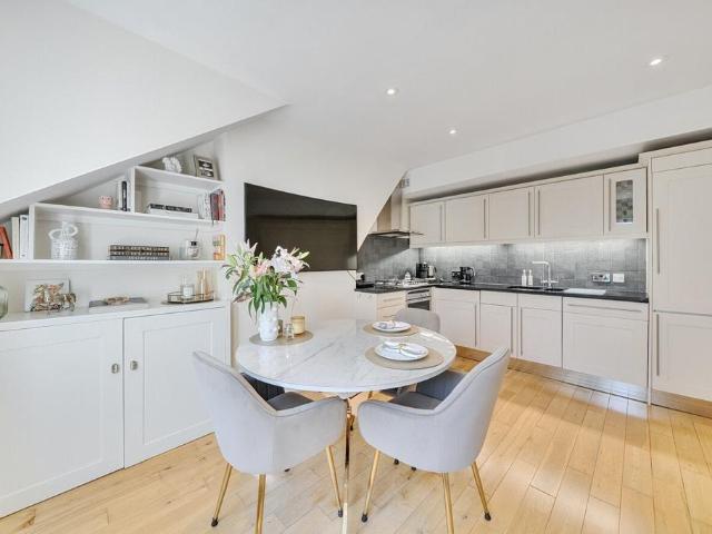 Flat for sale in Clapham Junction, Greater London