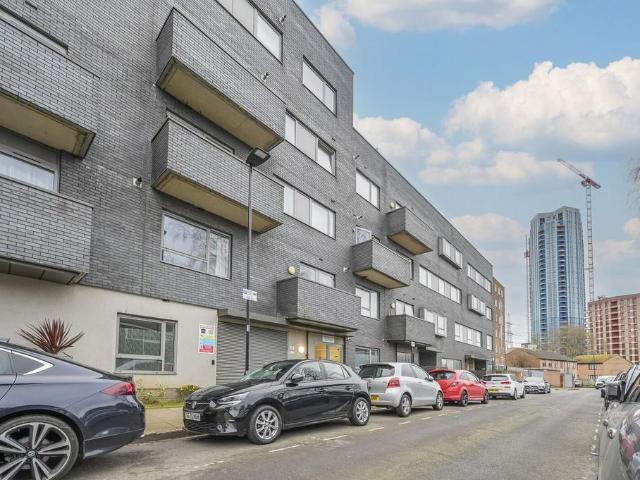 Flat for sale in Canning Town, Greater London