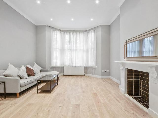 Flat for sale in St. John's Wood, Greater London