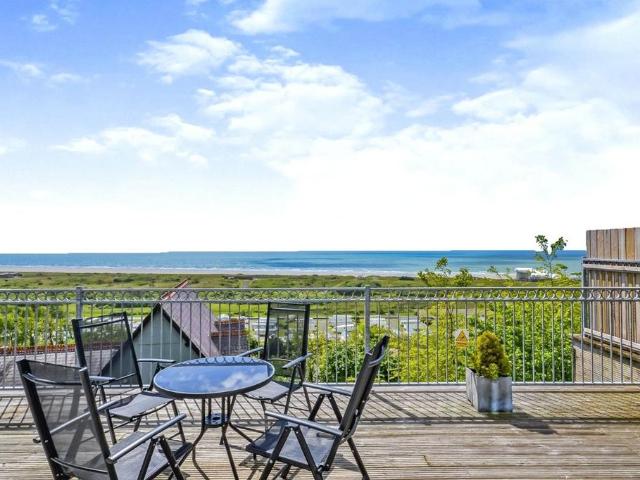 Flat for sale in Pendine, Wales