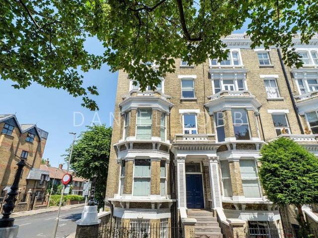 Flat for sale in Clapham Junction, Greater London