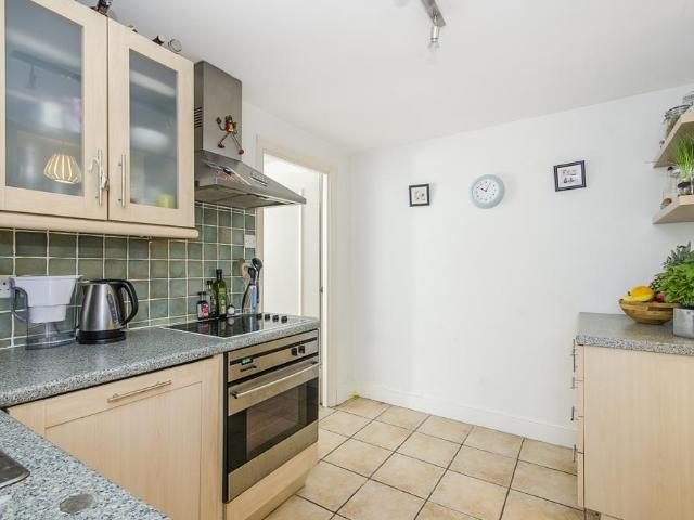 Flat for sale in Clapham, Greater London
