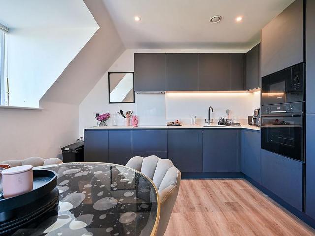 Flat for sale in Norbiton, Greater London