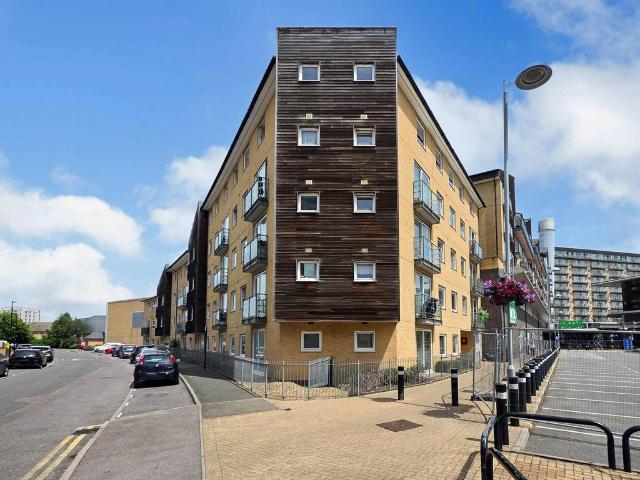 Flat for sale in London Borough of Hounslow, Feltham