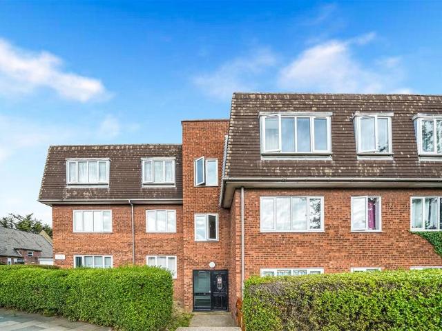 Flat for sale in Newbury Park, Greater London