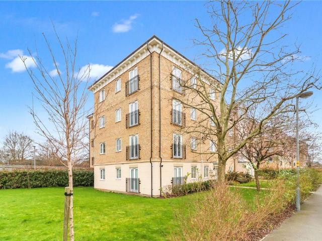 Flat for sale in Kingswood, North Watford