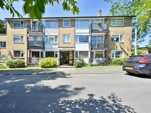Flat for sale in Bourne End, Pouchen End
