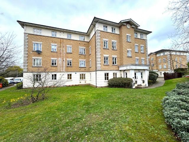 Flat for sale in Gidea Park, Greater London