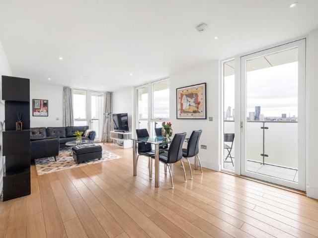 Flat for sale in Stockwell, Greater London