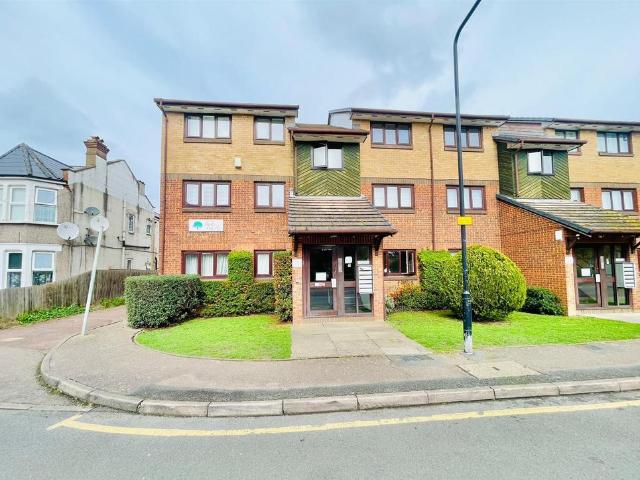 Flat for sale in Highams Park, Greater London
