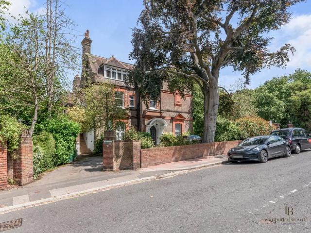 Flat for sale in Golders Green, Greater London