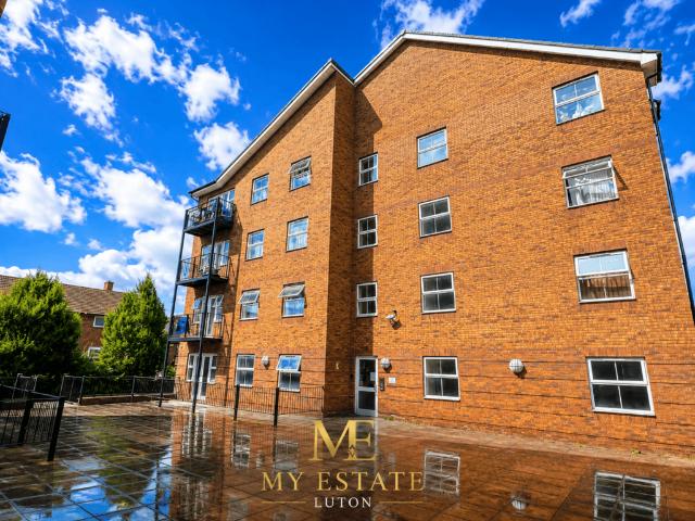 Flat for sale in Spring Park, Luton