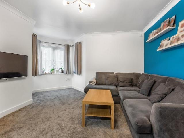 Flat for sale in London Borough of Ealing, Greater London