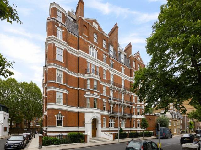Flat for sale in Brompton, Greater London