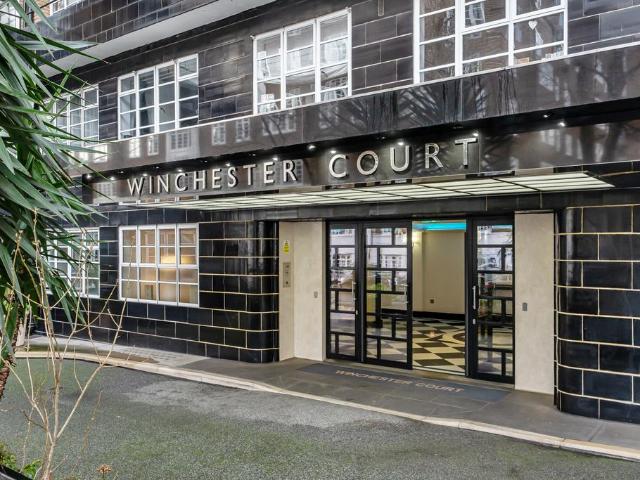 Flat for sale in Kensington, Greater London