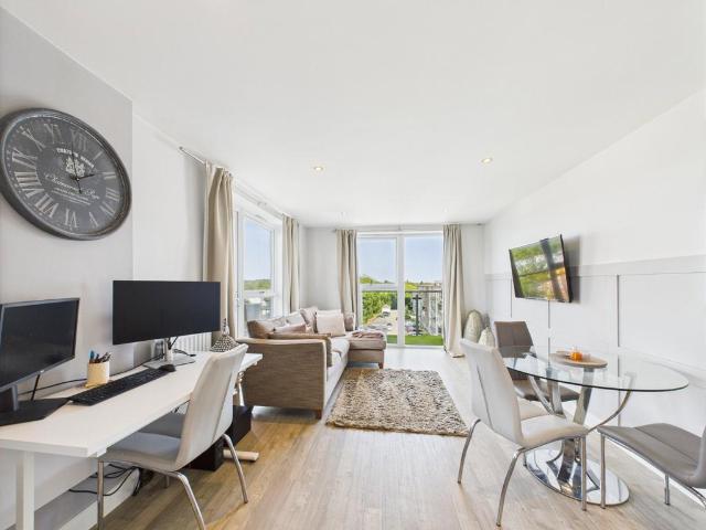 Flat for sale in Bray Wick, Maidenhead