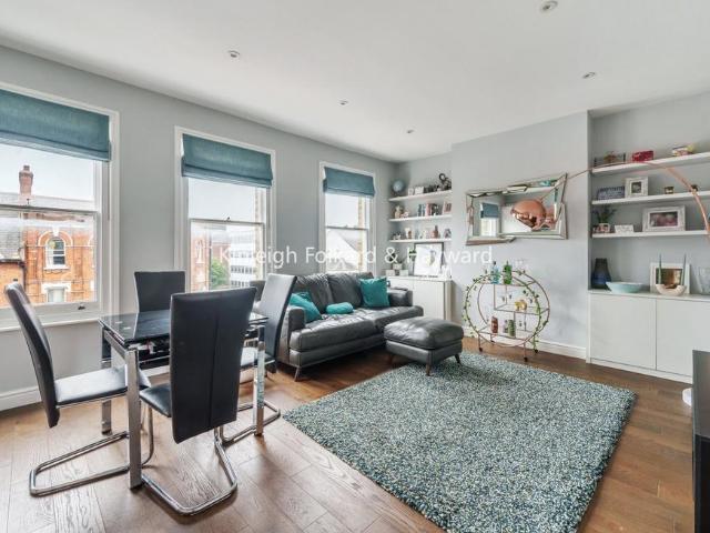 Flat for sale in North Finchley, Greater London
