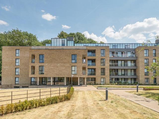 Flat for sale in Woodcote, Epsom