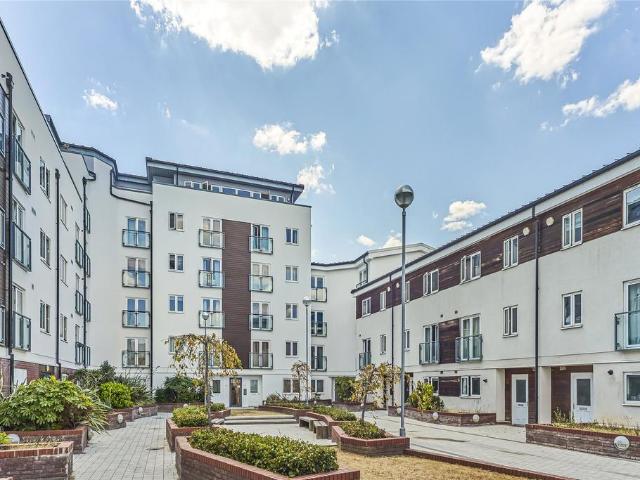 Flat for sale in Stockwell, Greater London
