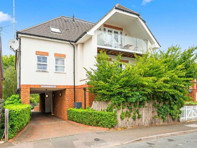 Flat for sale in Worcester Park, Greater London