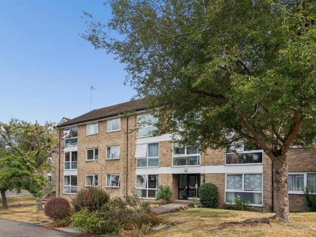Flat for sale in Batchworth, Hertfordshire