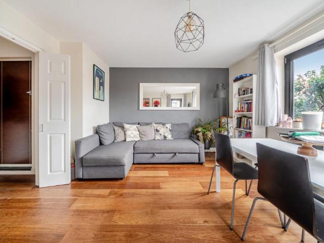 Flat for sale in London Borough of Wandsworth, Greater London