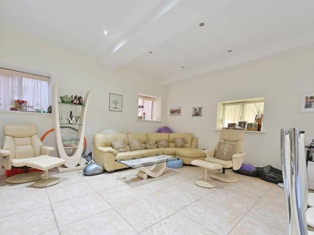 Flat for sale in Connaught Park, Bushey