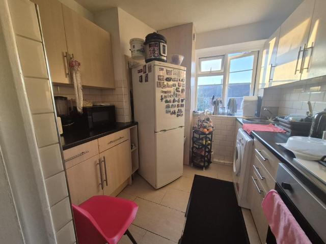 Flat for sale in Furzedown, Greater London