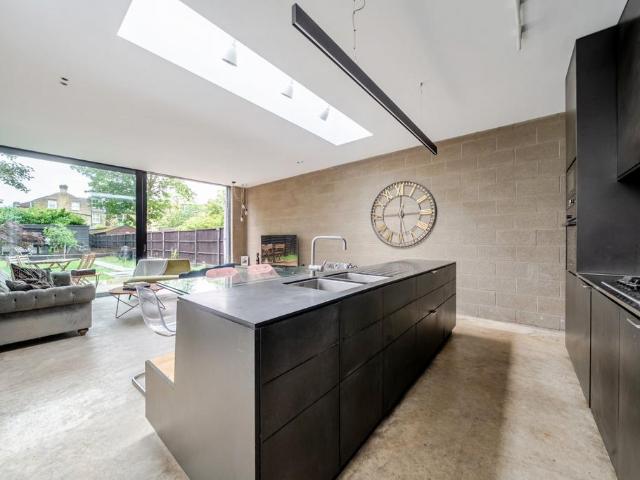 Flat for sale in London Borough of Merton, Collier's Wood